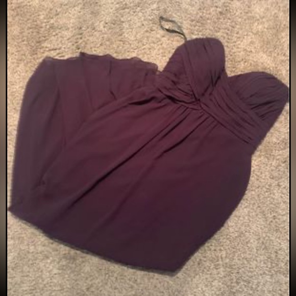 Plum long dress size 14
Sleeveless 
Zipper on back
Only worn once 
Levkoff brand - Picture 1 of 4